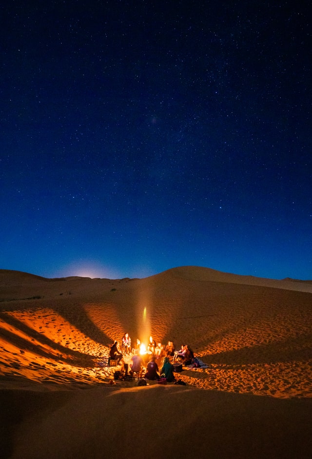 Camp-fire-under-starry-sky-in-the-sahara-desert-Erg-chebbi-Morocco